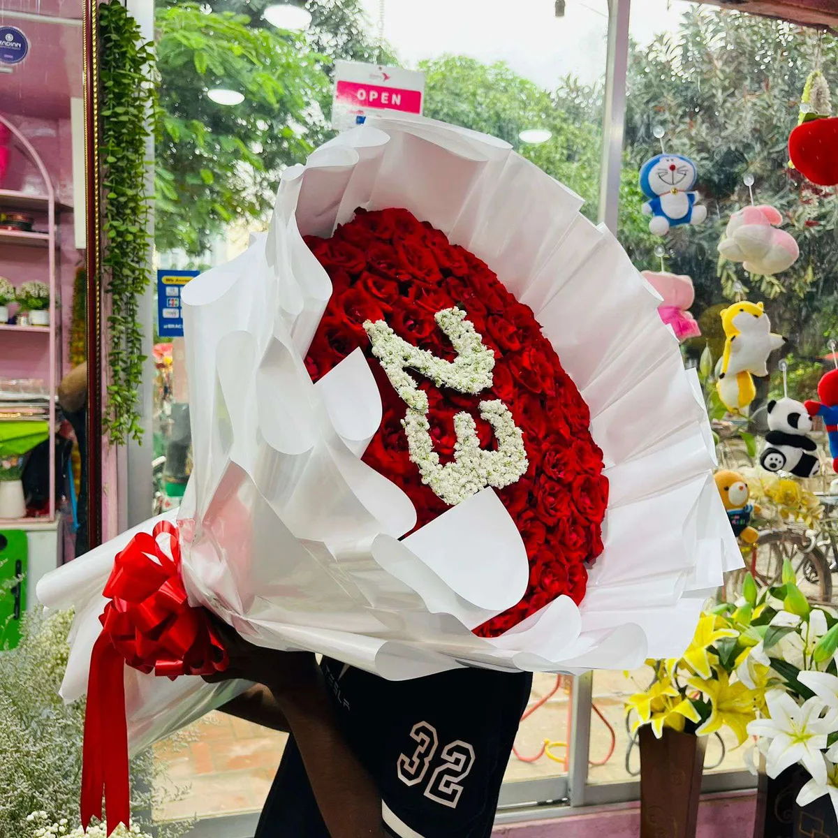 100 Premium Red Roses Bouquet with Fully Customizable Name or Number Design – Perfect for Proposal, Anniversary & Valentine’s Day