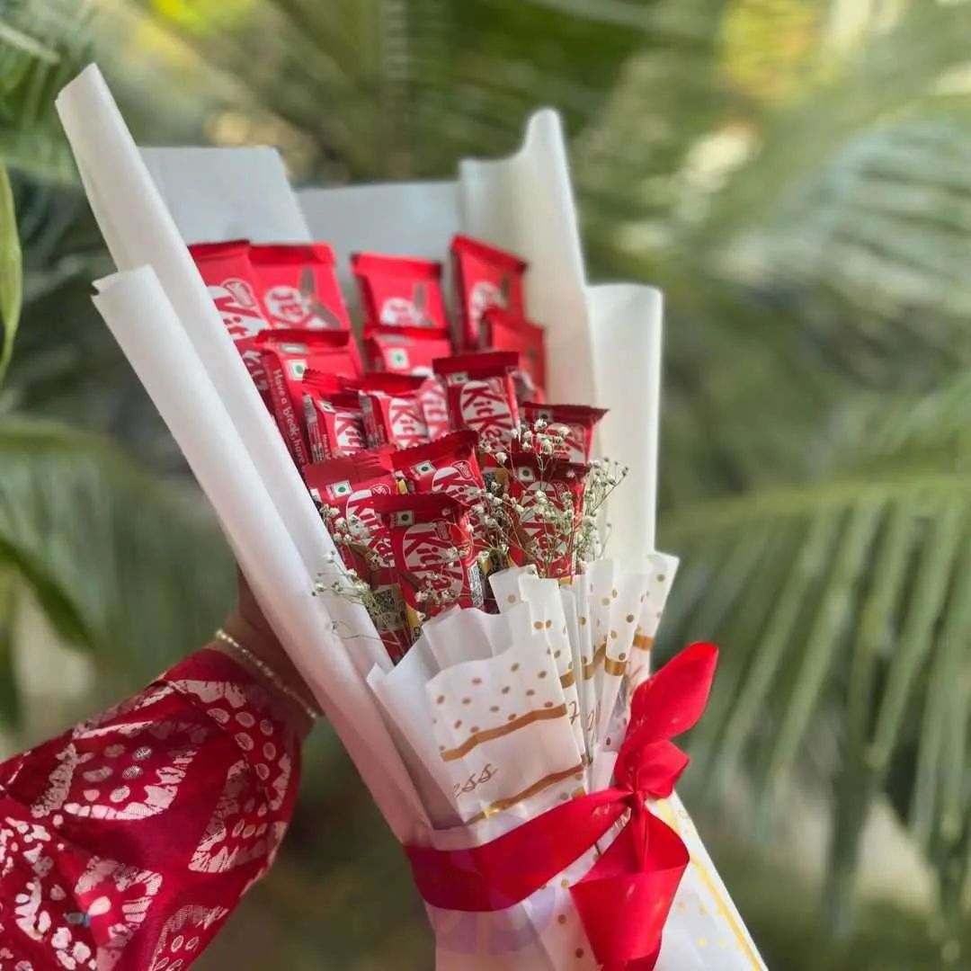 The Crisp Delight 15 Pieces KitKat Bouquet in White Wrap