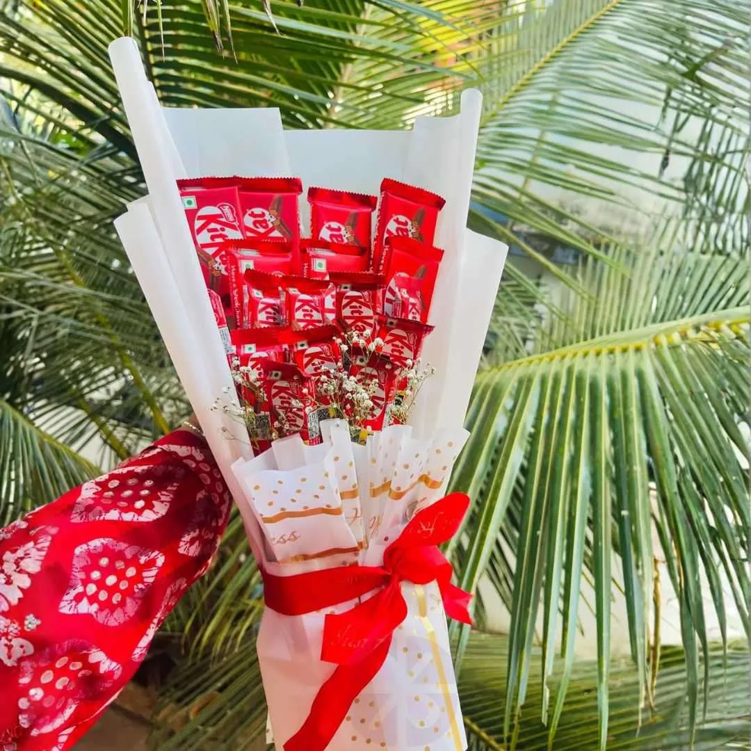 The Crisp Delight 15 Pieces KitKat Bouquet in White Wrap